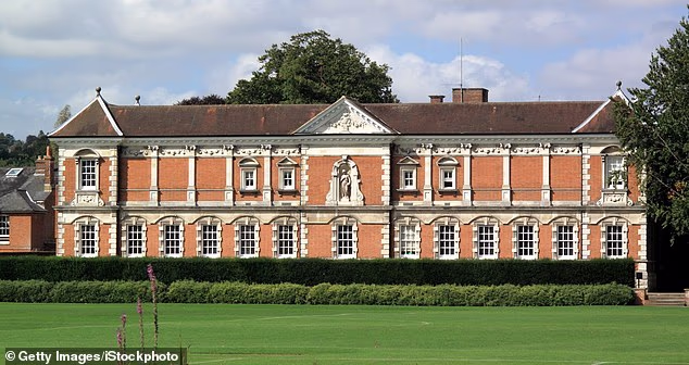 Британська школа Winchester College обмежила використання ноутбуків: учні виконують домашні завдання від руки
