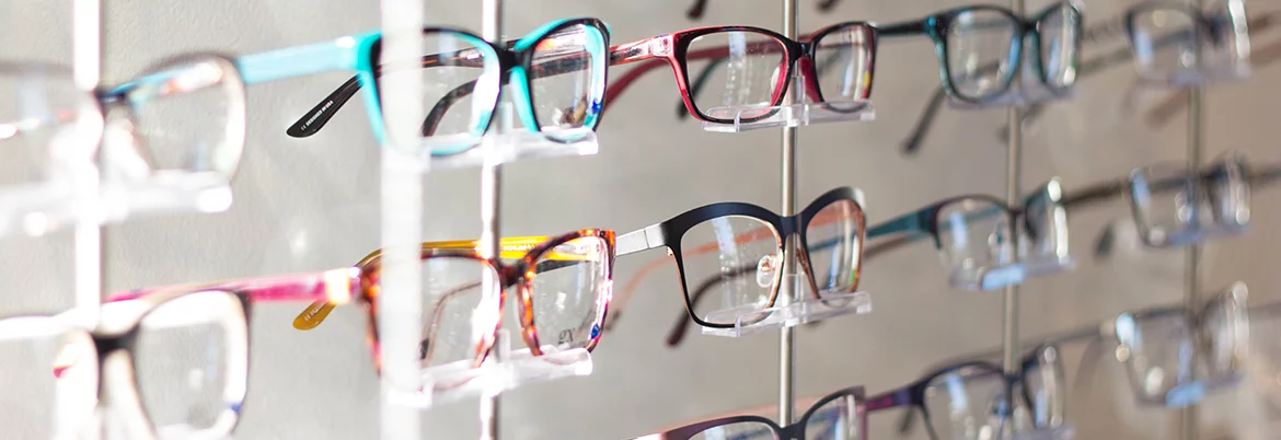 Вчителям: Как уберечь зрение школьников: советы офтальмолога cover_glasses