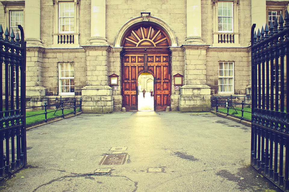 trinity-college-405783_960_720