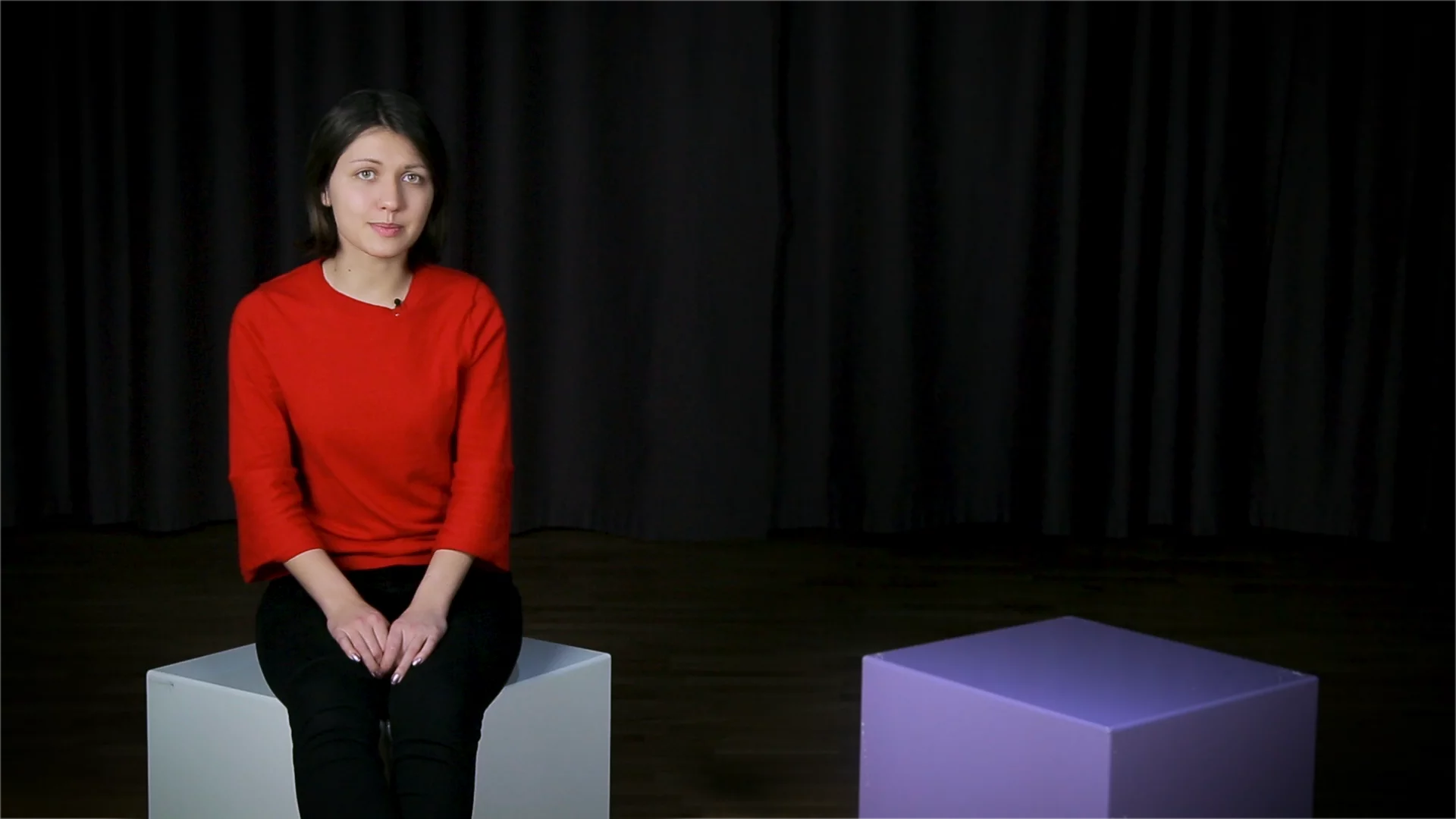 Аня на кубе в зале