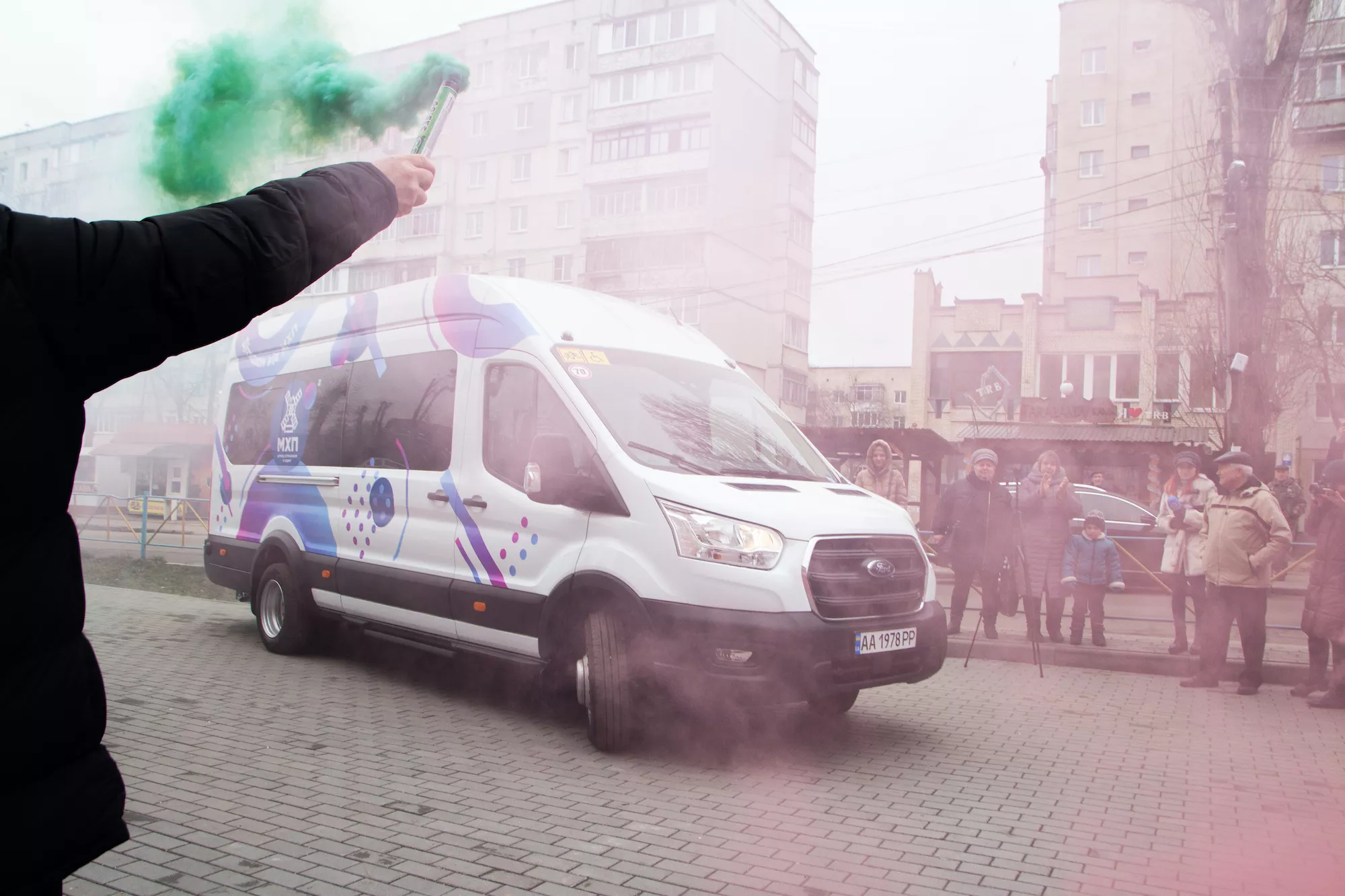 Вчителям: Мрія для учнів: як вчителька з Хмельницького виграла автобус для дітей з інвалідністю