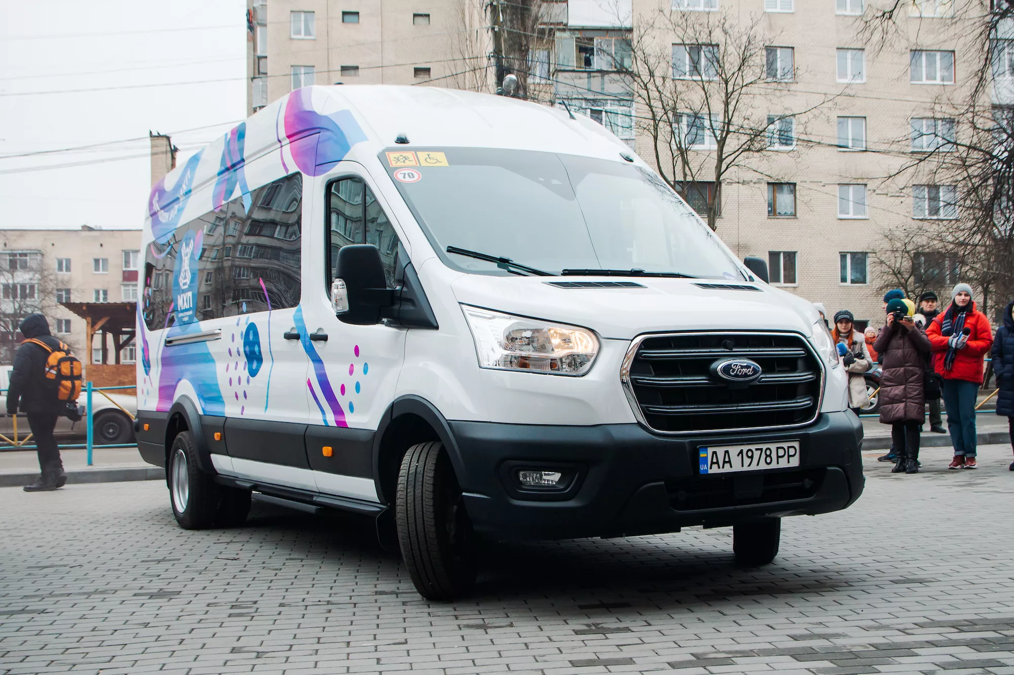 Вчителям: Мрія для учнів: як вчителька з Хмельницького виграла автобус для дітей з інвалідністю
