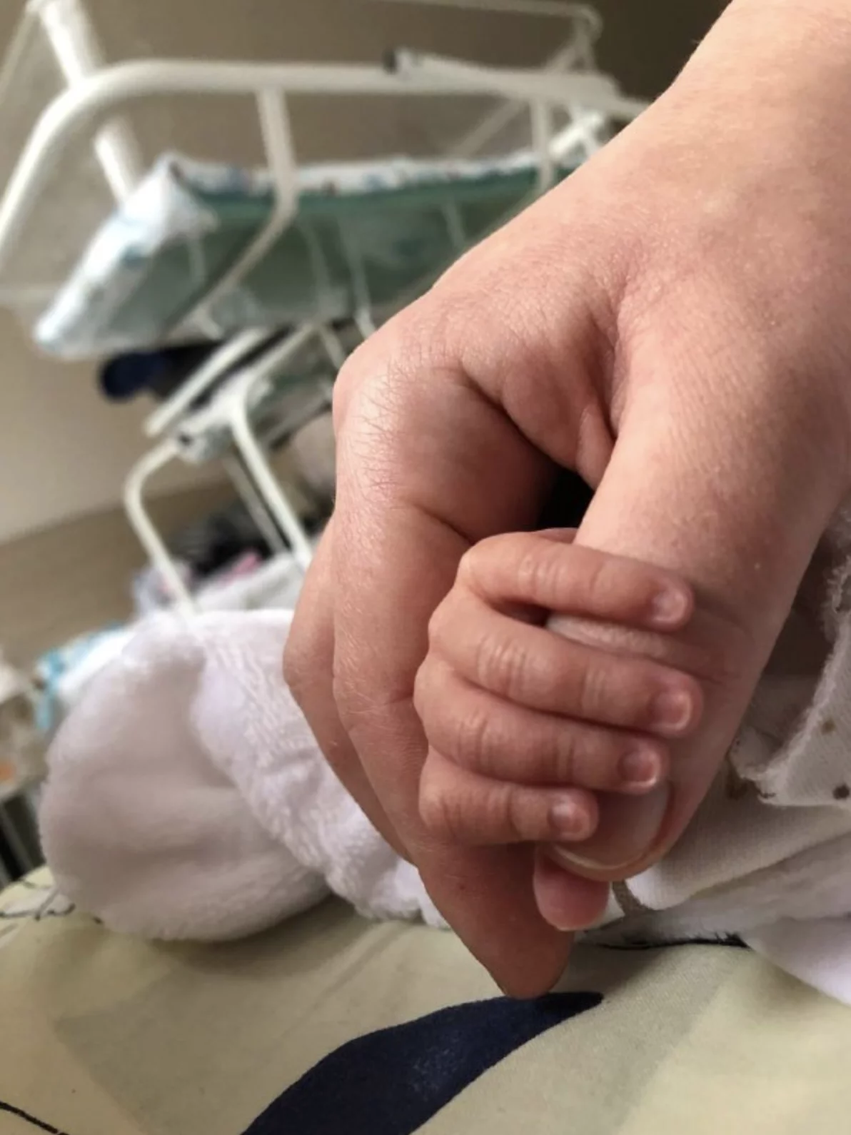 Батькам: Чому жінки, що народжують під час війни, не плачуть?