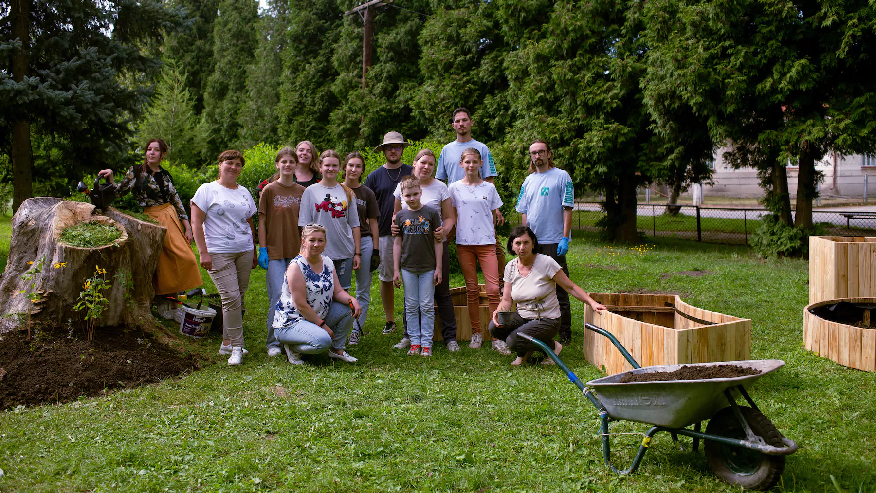 Батькам: Школа-ферма: як учні на Львівщині вирощують городину для шкільної їдальні