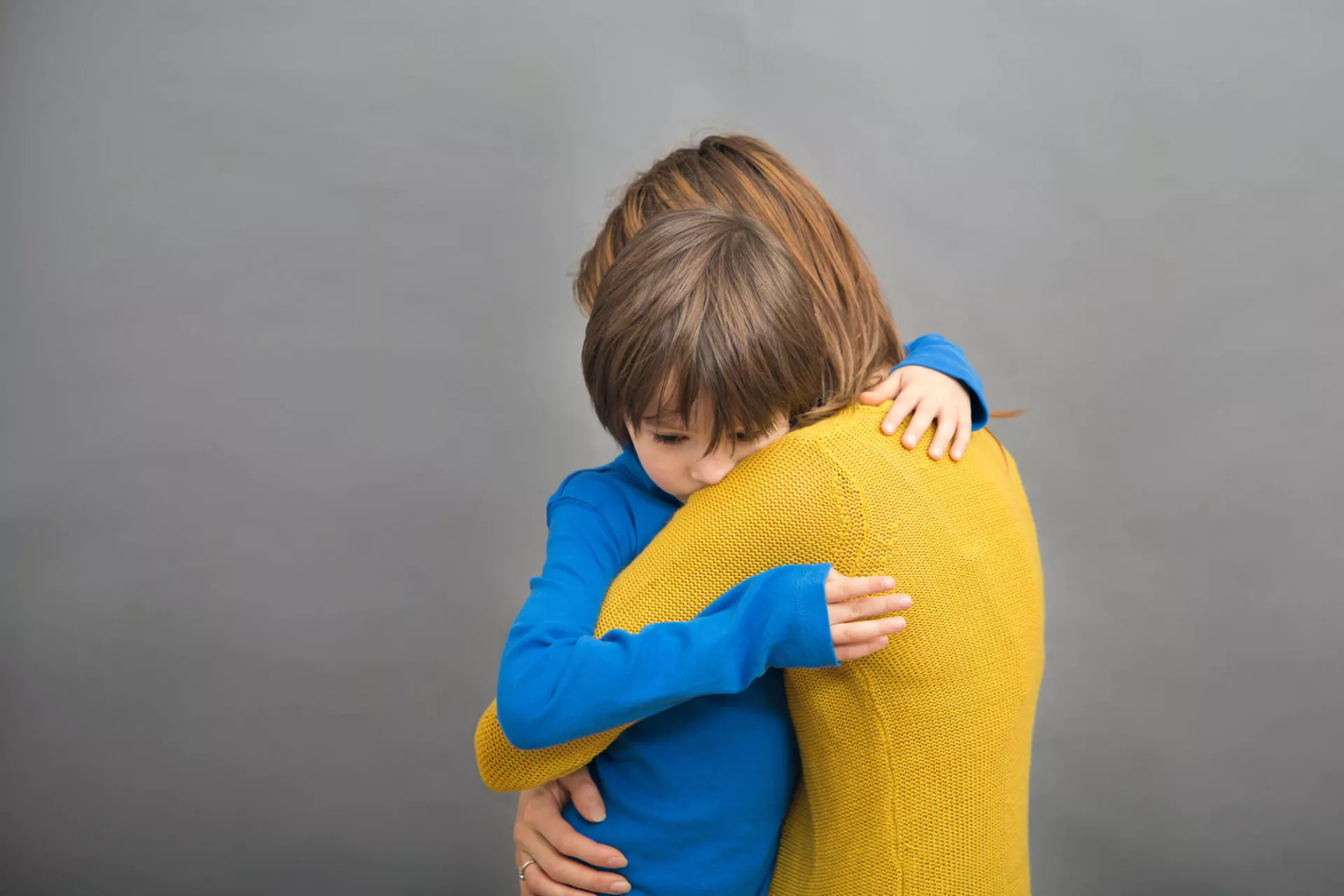 Сон обнимать мальчика. Обнимаем ребенка аутиста. Мать обнимает плачущего ребенка. Дети и родители обнимаются и плачут. Мама обнимает рыжего мальчика.