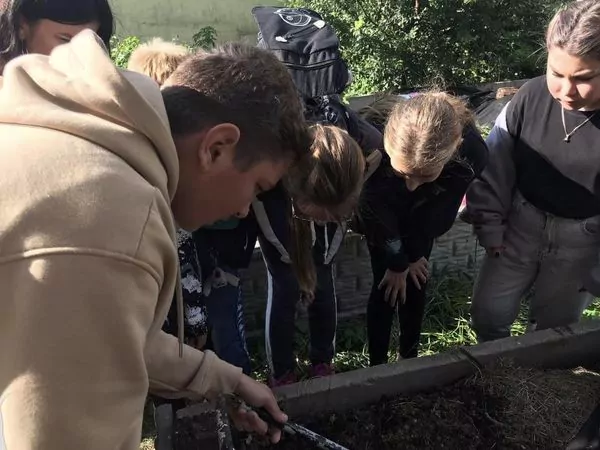 Вчителям: Шопери із джинсів, мікрогрін та біодобрива: над чим працюють підлітки на соціальних підприємствах у школах